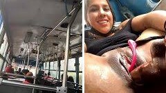 Vazou na Web um vídeo dessa Morena se masturbando em um ônibus público