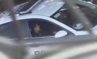 Policial mexicana sendo masturbada dentro da viatura